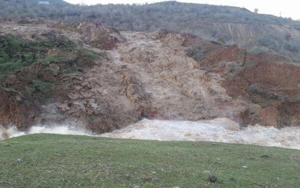 Оползень частично перекрыл реку в Джалал-Абадской области, под угрозой затопления 2 584 домов - Sputnik Кыргызстан