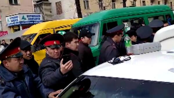 Как задерживали милиционера около Ошского рынка — видео очевидца - Sputnik Кыргызстан