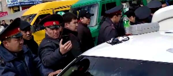 Как задерживали милиционера около Ошского рынка — видео очевидца Как задерживали милиционера около Ошского рынка — видео очевидца - Sputnik Кыргызстан