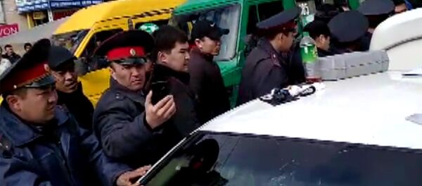 Ош базарынын жанынан кармалган милиционерди колго түшүрүү учуру - Sputnik Кыргызстан