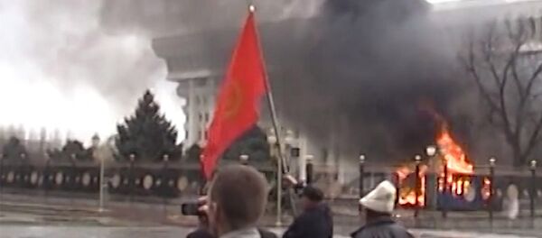 Атамбаевдин 7-апрелге карата кайрылуусу видеоролик болуп чыкты Атамбаевдин 7-апрелге карата кайрылуусу видеоролик болуп чыкты - Sputnik Кыргызстан