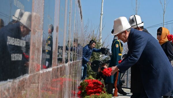 Алмазбек Атамбаев почтил память погибших в Апрельских событиях в мемориальном комплексе Ата-Бейит - Sputnik Кыргызстан