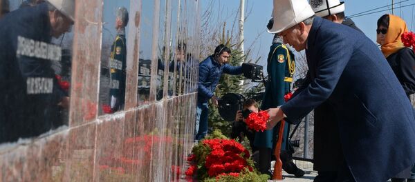 Алмазбек Атамбаев почтил память погибших в Апрельских событиях в мемориальном комплексе Ата-Бейит - Sputnik Кыргызстан