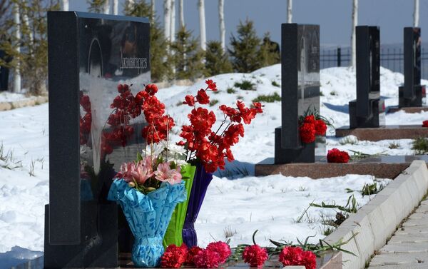 Также сегодня Атамбаев возложил цветы к Монументу памяти погибших за свободу народа в аксыйских событиях 2002 года и апрельских событиях 2010-го, расположенному на площади Ала-Тоо. - Sputnik Кыргызстан