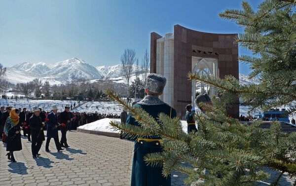 Президент Кыргызстана Алмазбек Атамбаев сегодня, 7 апреля, почтил память героев революции, возложив венок к монументальной доске у их могил в мемориальном комплексе Ата-Бейит - Sputnik Кыргызстан