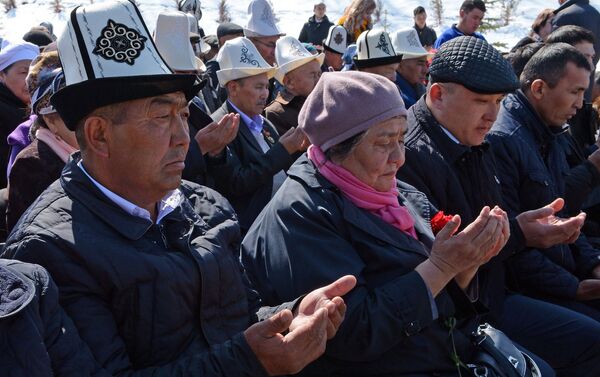 Затем была прочитана поминальная молитва. В мероприятии принимали участие родственники погибших и пострадавших 7 апреля 2010 года, участники апрельских событий и представители госорганов и общественности - Sputnik Кыргызстан