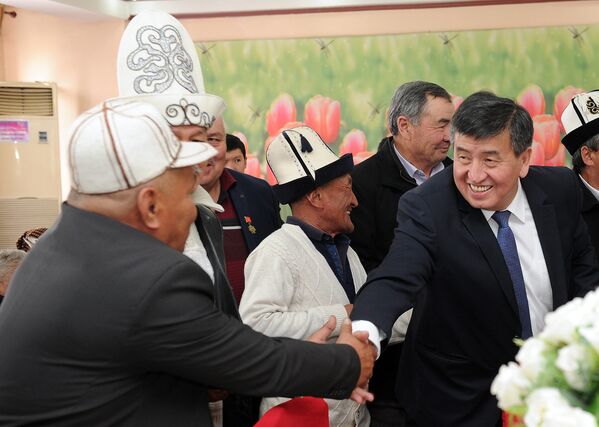 Премьер-министр КР Сооронбай Жээнбеков встретился с участниками апрельских событий 2010 года в Оше - Sputnik Кыргызстан