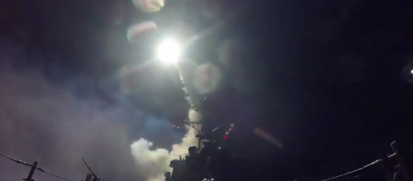 Военные США атаковали авиабазу Сирии. Кадры нанесения ракетного удара - Sputnik Кыргызстан