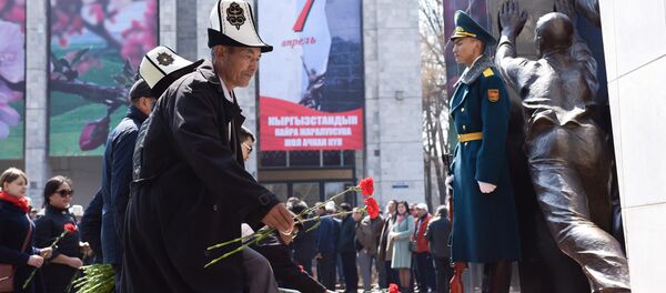 Седьмую годовщину Апрельской революции 2010 года отметили в Бишкеке Седьмую годовщину Апрельской революции 2010 года отметили в Бишкеке - Sputnik Кыргызстан