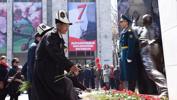 Седьмую годовщину Апрельской революции 2010 года отметили в Бишкеке - Sputnik Кыргызстан