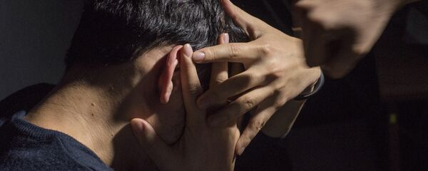 Адамды сабап жаткан эркек киши. Архив - Sputnik Кыргызстан