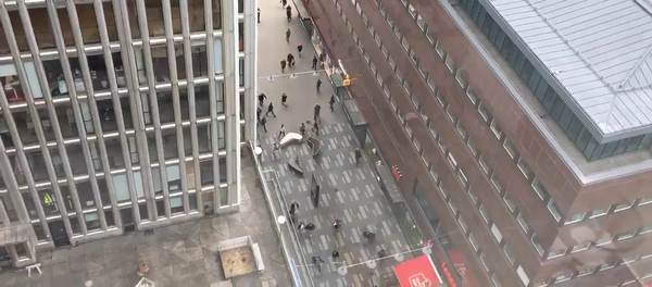 Люди убегали от места наезда грузовика на толпу пешеходов в Стокгольме - Sputnik Кыргызстан