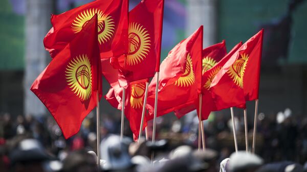 Молодежь с флагами Кыргызстана. Архивное фото - Sputnik Кыргызстан