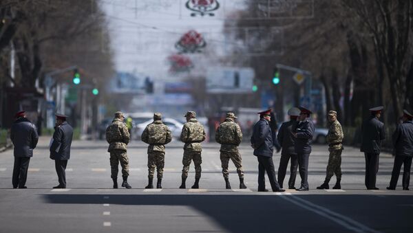 Сотрудники МВД перекрывают дорогу. Архивное фото - Sputnik Кыргызстан