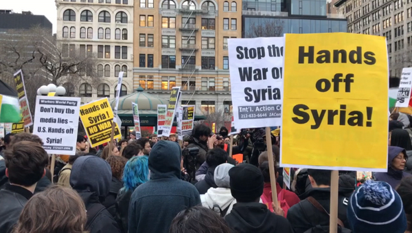 Акции протеста в США против ракетного удара по авиабазе в Сирии - Sputnik Кыргызстан