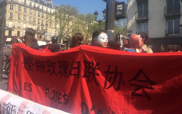 В столице Франции представительницы секс-индустрии вышли на улицы, выражая протест против плохих условий работы - Sputnik Кыргызстан