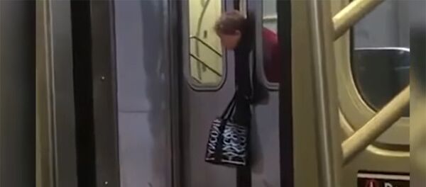 Равнодушие по-американски — женщину зажало дверями поезда - Sputnik Кыргызстан