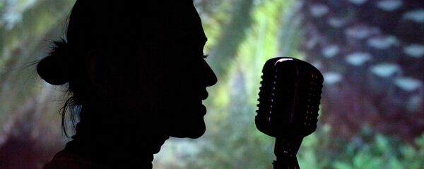 Ырдап жаткан кыз. Архив Ырдап жаткан кыз. Архив - Sputnik Кыргызстан