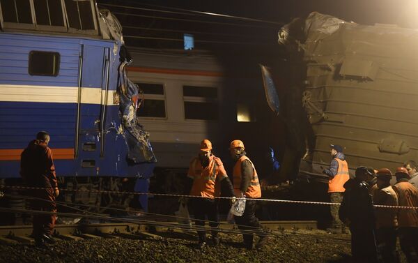 В результате столкновения поезда дальнего следования и электрички в Москве пострадали 14 человек - Sputnik Кыргызстан