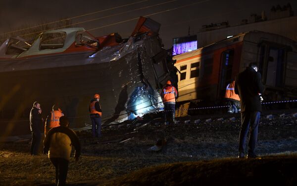 По данным МЧС, с рельсов сошли два вагона поезда и два вагона электрички. - Sputnik Кыргызстан