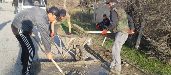 Ремонт сельской дороги выпускниками села Арка в Лейлекском районе - Sputnik Кыргызстан