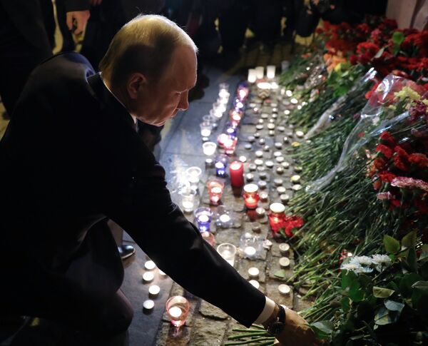 Президент РФ В. Путин возложил цветы у станции метро Технологический институт - Sputnik Кыргызстан