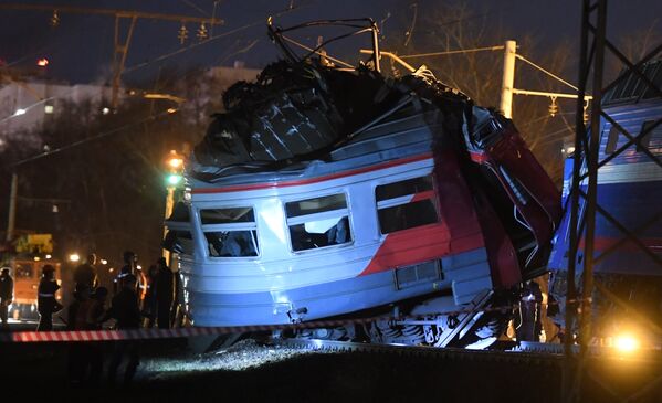 Столкновение пассажирского поезда и электрички на западе Москвы - Sputnik Кыргызстан