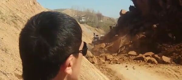 Как в фильме-катастрофе — момент схода оползня в Баткене попал на видео - Sputnik Кыргызстан