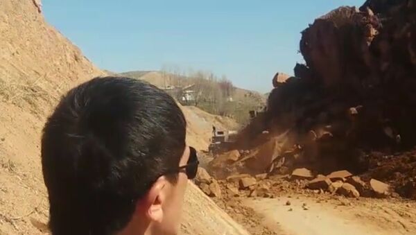 Как в фильме-катастрофе — момент схода оползня в Баткене попал на видео - Sputnik Кыргызстан