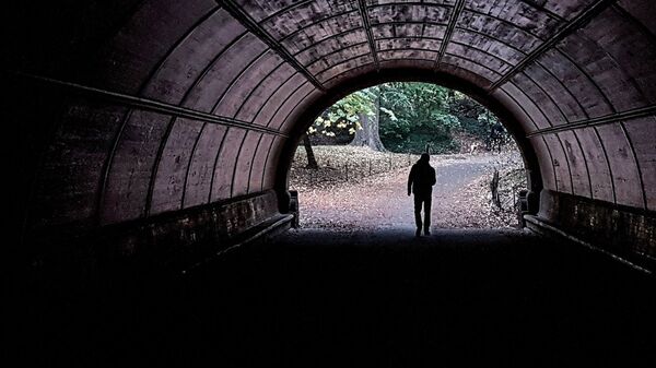 Мужчина идёт по тоннелю. Архивное фото - Sputnik Кыргызстан