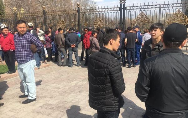 Акция протеста вначале проходила у здания мэрии Бишкека, затем они направились к зданию Жогорку Кенеша. На демонстрацию пришли около 20 продавцов. - Sputnik Кыргызстан