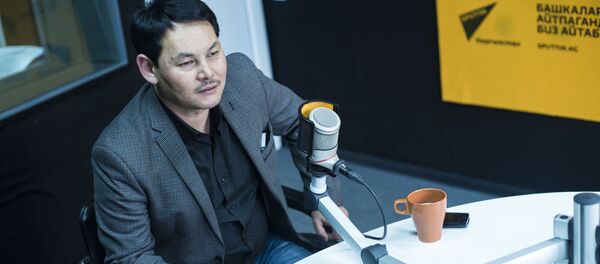 Маданият жана искусство университетинин Социалдык маданий ишмердик кафедрасынын башчысы, белгилүү актер Назым Мендебаиров маек учурунда Маданият жана искусство университетинин Социалдык маданий ишмердик кафедрасынын башчысы, белгилүү актер Назым Мендебаиров маек учурунда - Sputnik Кыргызстан