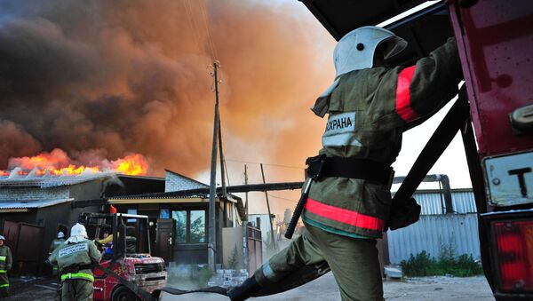 Сотрудники противопожарной службы во время тушения возгорания. Архивное фото - Sputnik Кыргызстан
