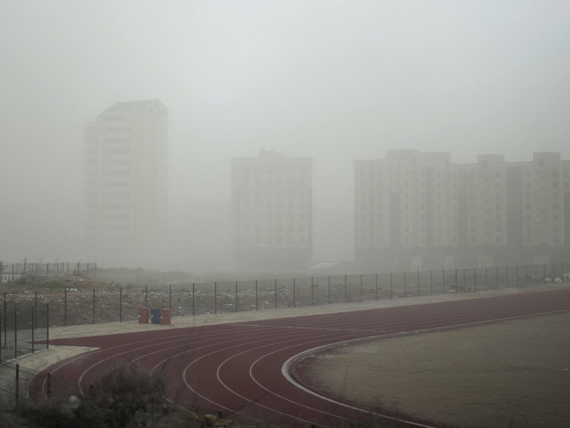 Тараз ауа. Микрорайон в тумане. Туман и сильный ветер. Туман в Бишкеке. Сильный ветер в Бишкеке.