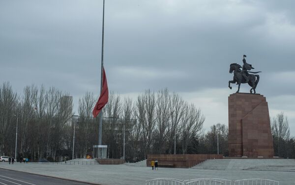 Сильный ветер в Бишкеке порвал главный флаг Кыргызстана, размещенный на центральной площади Ала-Тоо - Sputnik Кыргызстан