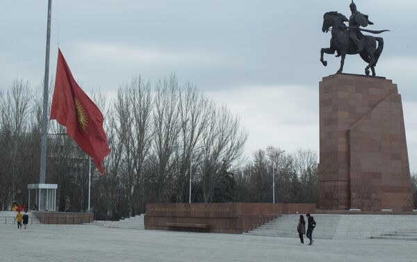Сильный ветер порвал флаг на площади Ала-Тоо. - Sputnik Кыргызстан
