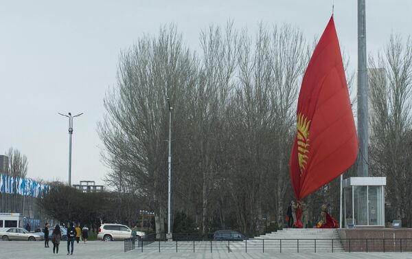 Военнослужащие Национальной гвардии оперативно поменяли государственный символ. - Sputnik Кыргызстан
