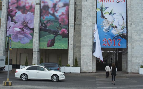 Полотно заменили. Также пострадали праздничные вывески, размещенные на зданиях на площади. - Sputnik Кыргызстан