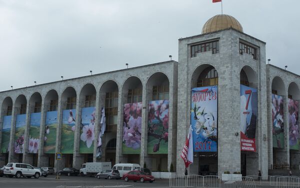 Также на площади порвало баннеры, вывешенные на время празднования Дня Апрельской революции. - Sputnik Кыргызстан
