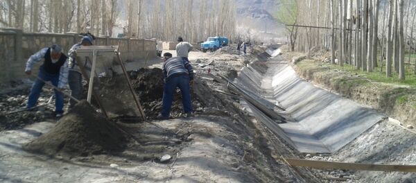 Баткен облусундагы чек арага жакын айылдарда сугат каналдарды эл ашар жолу менен ондоп алып жатат - Sputnik Кыргызстан