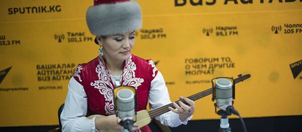 Фольклор ырчысы Гүлнара Раймалиева маек учурунда Фольклор ырчысы Гүлнара Раймалиева маек учурунда - Sputnik Кыргызстан