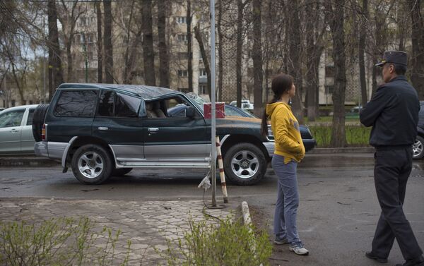 Бишкек шаарында түштөн кийин болгон катуу шамалдан улам дарак кулап, машиналарды басып калды - Sputnik Кыргызстан