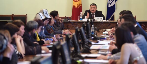 Бишкек шаарынын мэри Албек Ибраимов жер алдындагы өтмөктө соода кылгандар менен жолукту - Sputnik Кыргызстан