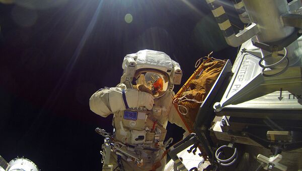 Космонавт на открытом космосе. Архивное фото - Sputnik Кыргызстан