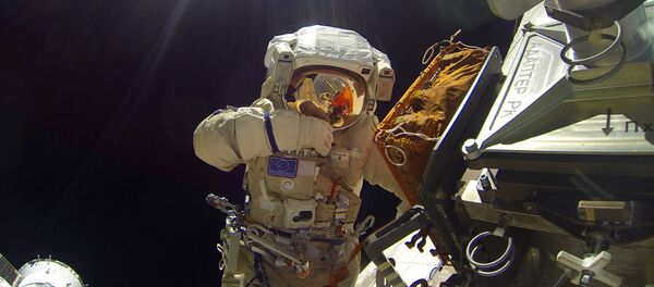Космонавт на открытом космосе. Архивное фото - Sputnik Кыргызстан