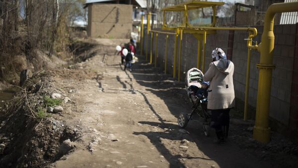 Женщина с коляской. Архивное фото - Sputnik Кыргызстан