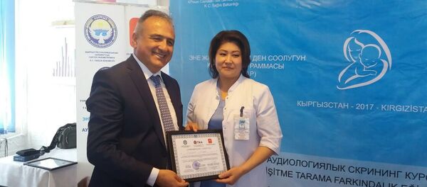 Ош шаарынын төрөт үйүнүн дарыгерлерине түркиялык адистер ымыркайлардын угуусун текшерүүнү үйрөттү - Sputnik Кыргызстан
