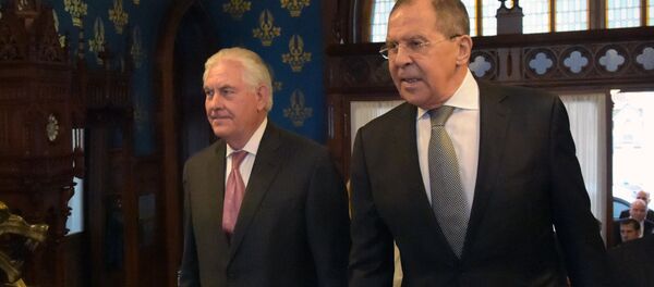 Министр иностранных дел РФ Сергей Лавров и Государственный секретарь США Рекс Тиллерсон (слева) перед началом переговоров в Москве. - Sputnik Кыргызстан