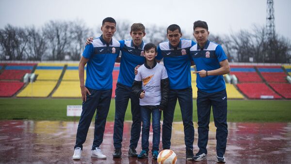 Участник шоу Ты супер Урмат Мырсаканов на встреча с членами сборной Кыргызстана по футболу - Sputnik Кыргызстан