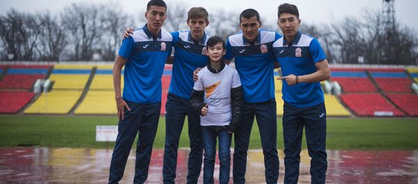 Участник шоу Ты супер Урмат Мырсаканов на встреча с членами сборной Кыргызстана по футболу - Sputnik Кыргызстан